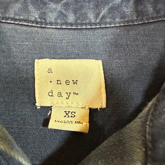 A New Day XS Denim Sleeveless Buttoned Top Casual Boho Resort Capsule Spring - Picture 8 of 10